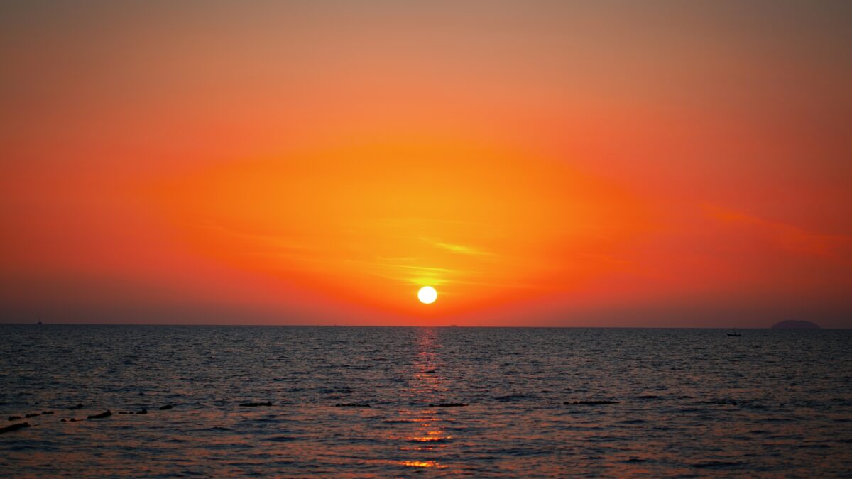 Capturing The Golden Hour As The Sun Sets Over A Tranquil Body Of Water, Creating A Breathtaking Scene For Photography Enthusiasts.